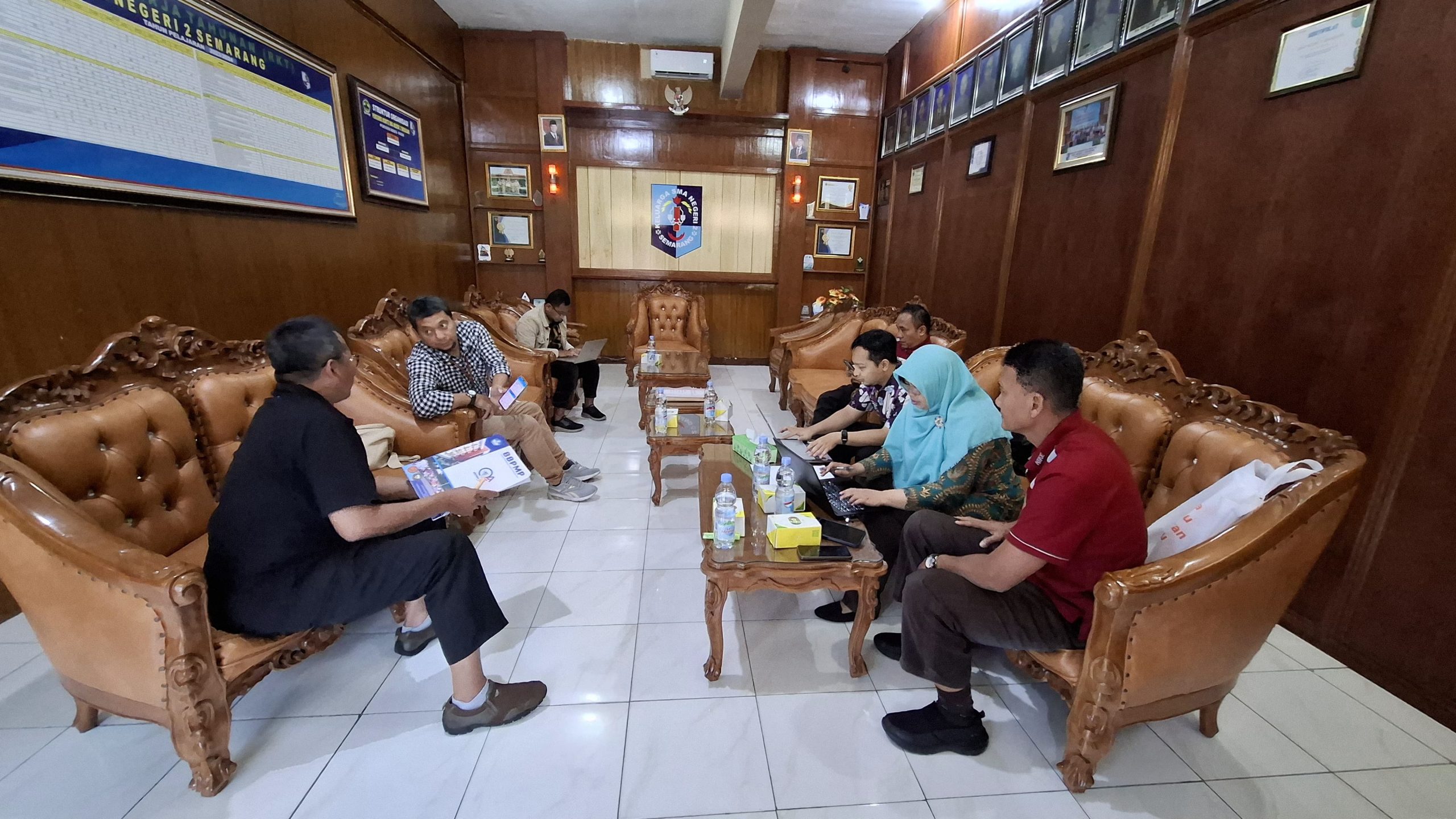 Kunjungan BBPMP/LPMP Jawa Tengah ke SMAN 2 Semarang: Menguatkan Karakter & Literasi Untuk Generasi Hebat Kunjungan BBPMP/LPMP Jawa Tengah ke SMAN 2 Semarang: Menguatkan Karakter & Literasi Untuk Generasi Hebat