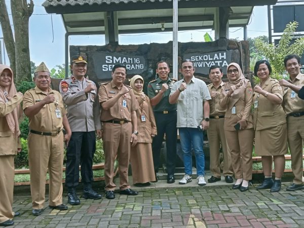 Pangdam IV Diponegoro Pantau Pelaksanaan MBG SMAN 16 Semarang Pangdam IV Diponegoro Pantau Pelaksanaan MBG SMAN 16 Semarang