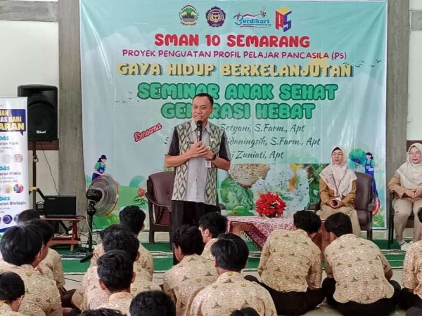 Kepala SMAN 10 Semarang Buka Seminar P5 Makanan & Minuman Sehat Kepala SMAN 10 Semarang Buka Seminar P5 Makanan & Minuman Sehat
