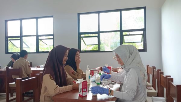 Pemeriksaan Hemoglobin Pada Siswa SMKN 1 Tuntang Pemeriksaan Hemoglobin Pada Siswa SMKN 1 Tuntang
