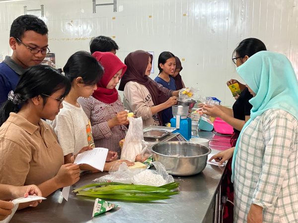 Akhiri Double Track Kewirausahaan Bidang Kuliner, Siswa SMAN 7 Semarang Buat Kue Lebaran Akhiri Double Track Kewirausahaan Bidang Kuliner, Siswa SMAN 7 Semarang Buat Kue Lebaran
