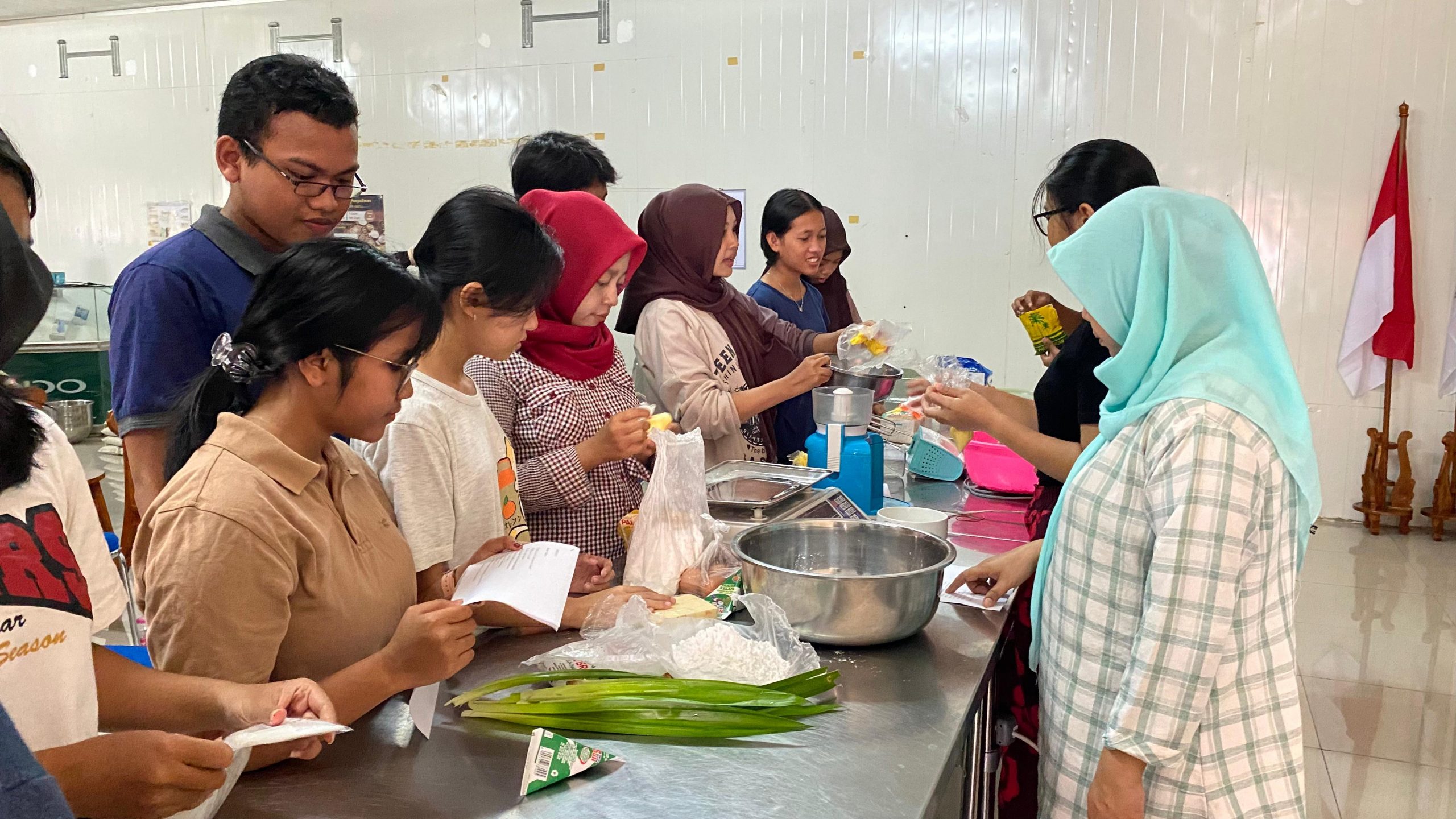 Akhiri Double Track Kewirausahaan Bidang Kuliner, Siswa SMAN 7 Semarang Buat Kue Lebaran