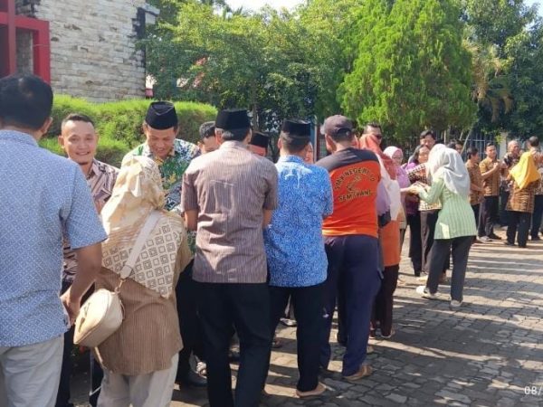 Tradisi Bersalam-salaman Warnai Hari Pertama Masuk Sekolah di SMKN 10 Semarang