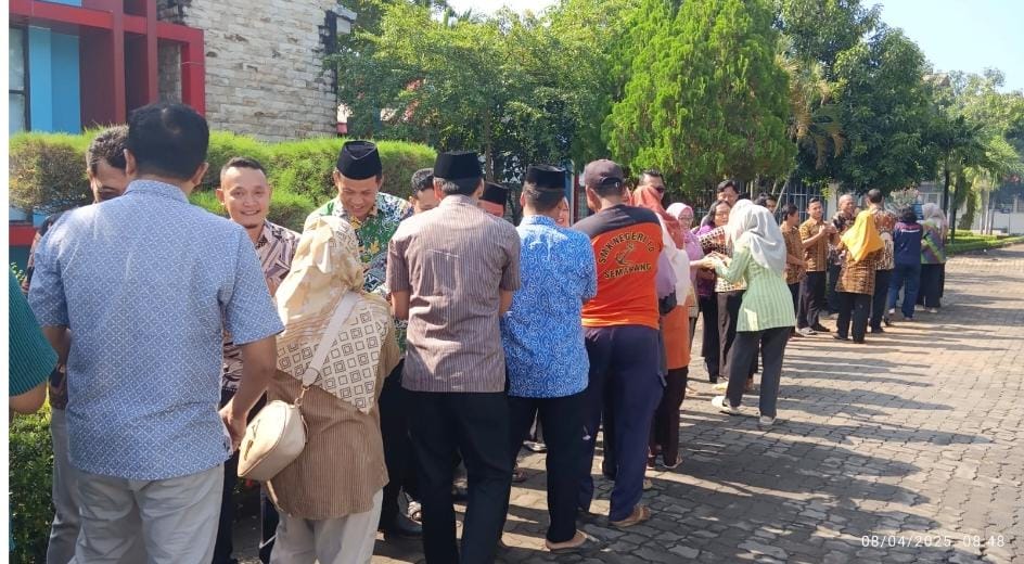 Tradisi Bersalam-salaman Warnai Hari Pertama Masuk Sekolah di SMKN 10 Semarang