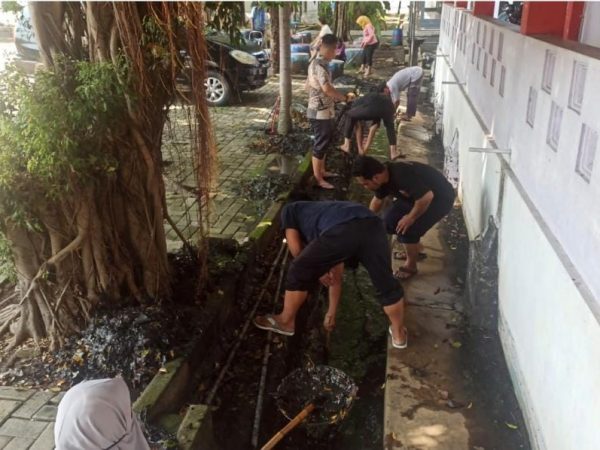 Cegah Genangan, Guru dan Karyawan SMKN 10 Semarang Kerja Bakti Bersihkan Saluran Air