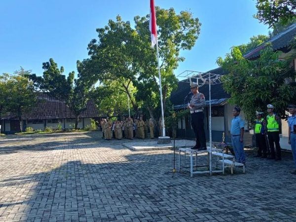 Polrestabes Semarang Turun Langsung ke Sekolah, Kasat Lantas Jadi Inspektur Upacara di SMKN 10 Semarang