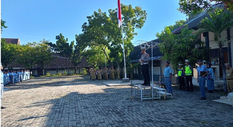 Polrestabes Semarang Turun Langsung ke Sekolah, Kasat Lantas Jadi Inspektur Upacara di SMKN 10 Semarang